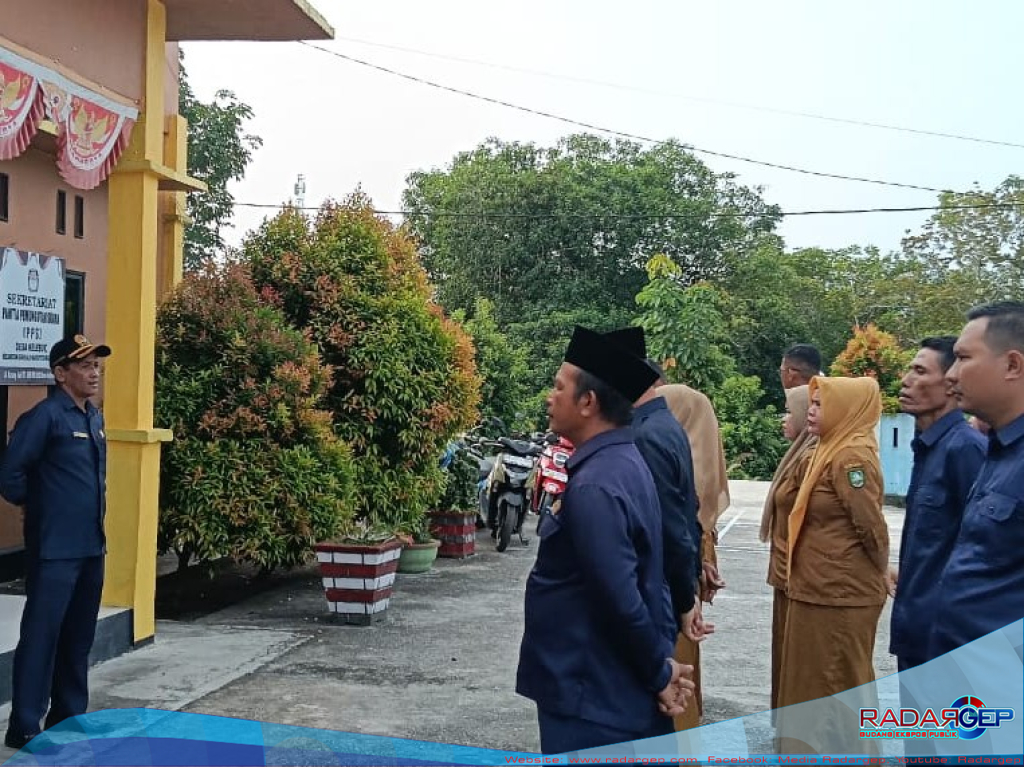 Apel Senin Pagi, Pemerintah Desa Kelebuk Ingatkan Kedisplinan dan Jaga Kebersihan